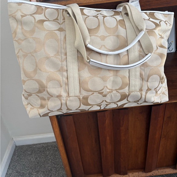 Coach 2012 Kyra Signature Travel Tote - Picture 4 of 7